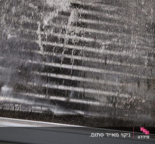 סוללת מזגן מלוכלכת באבק ולכלוך